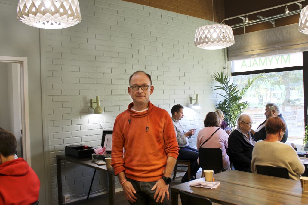 Salon Bridgekerhon puheenjohtaja Henri Virtanen odottaa tulevaa juhlaviikonloppua.
