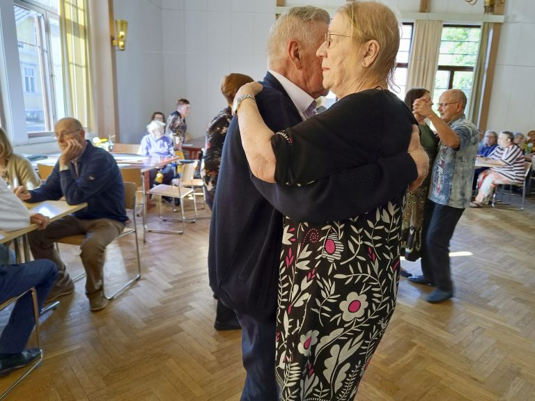 Pekka ja Pirjo Ristola nauttivat hitaista vakiotansseista.