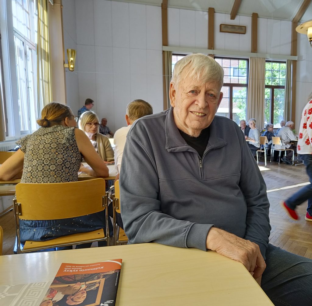 Tapio Montonen fiilistelee musiikin mukana.