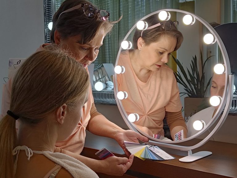 Mirja Kataja tekee värianalyysin jokaiselle asiakkaalleen kiireettömästi.