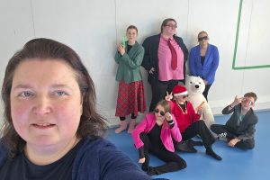 Heidi Soininen nauttii arjen rooleistaan työelämän ongelmanratkaisijana ja nuorten teatterin taustavoimana. Kuvassa Heidi Soininen, taustalla ylärivin vasemmalta alkaen Wilma Vesterlund, Meri Soininen, Aino Gustafsson, Vellamo Syrjälä, Enni Hakala ja August Vesander.