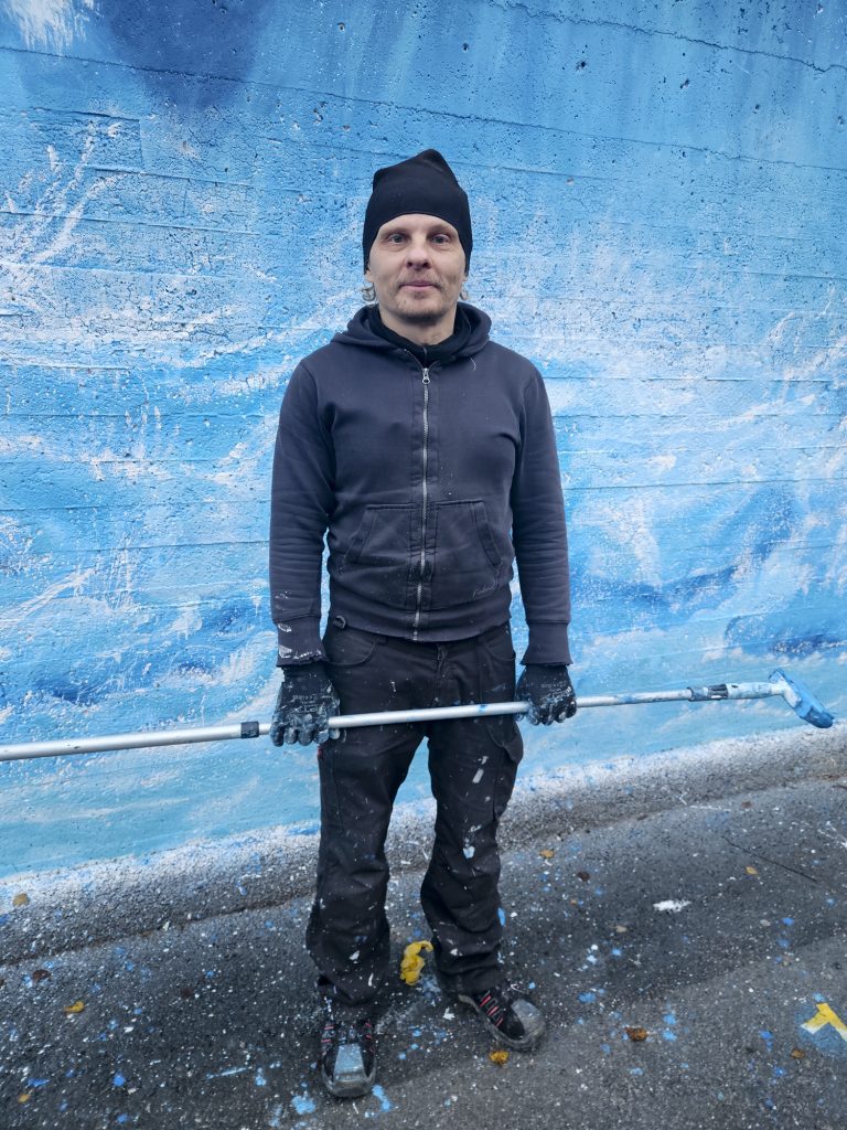 Kuvataiteilija Mauri Kosonen oli viime viikolla viimeistelemässä mittavaa maalausprojektiaan. Hetki merellä -teoksella hän halusi luoda rauhoittavan elementin keskelle kaupunkia.