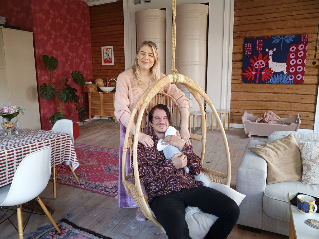 Anniina ja Samuli Jokinen haaveilivat pitkään vanhemmuudesta. Taustalla näkyy Samulin isältä saatu kehto, jonka Anniina kunnosti Talvikin käyttöön.