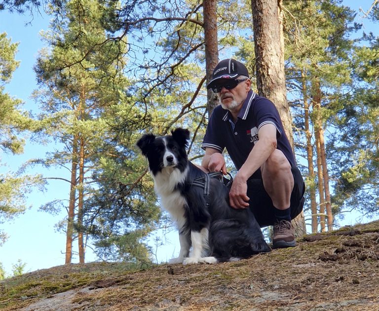 Bordercollie Kiira ja kirjailija Timo Liukkonen luonnon helmassa. - Kiira seikkailee mukanamme, milloin missäkin, joskus jopa kirjoissani.