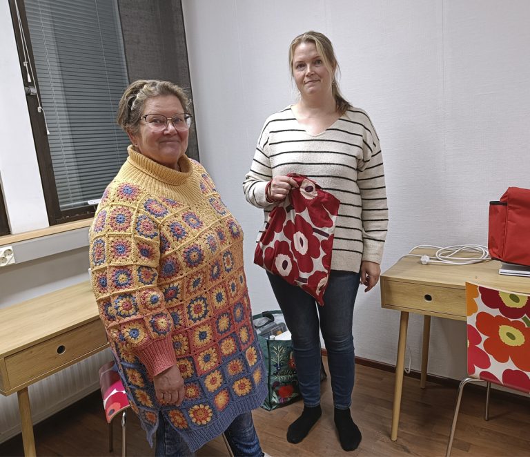 Pirjo Heinonen pitää tärkeänä sitä, että jokaisella olisi perustaidot paikata omia vaatteitaan. Heli Koivunen osallistui Heinosen ompelukurssille samasta syystä. Kurssilla valmistui myös kangaskassi.