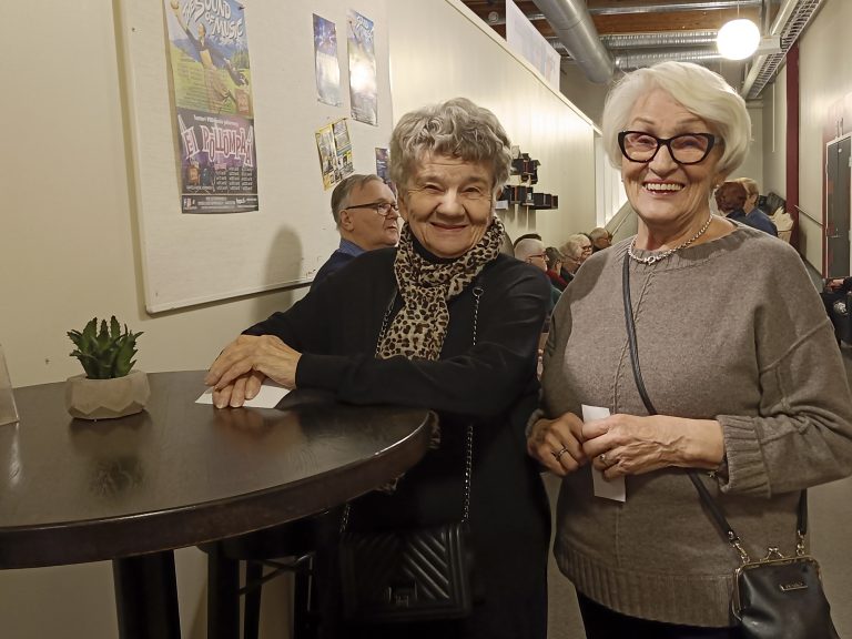 Riitta ja Ritva tulivat konserttiin Salon seudun Parkinson -kerhon kanssa.