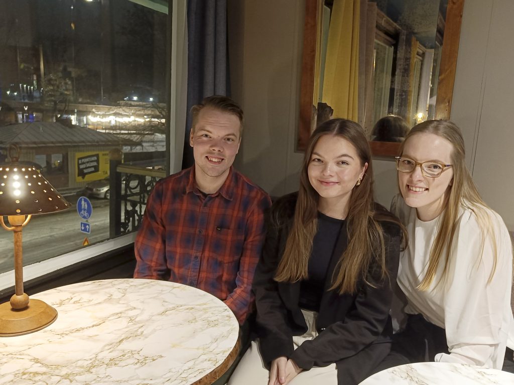 Sisarukset Otso ja Taika Teulahti, sekä Annika Lampo muistelevat opintojaan Salon lukion musiikkilinjalla.