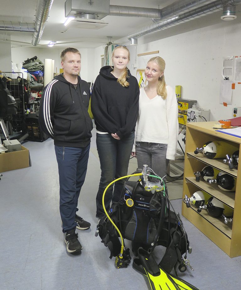 Salon Simpun puheenjohtaja Marko Niinistö, Iida Niinistö ja Elina Hellström ovat kokeneita sukeltajia tahoillansa.