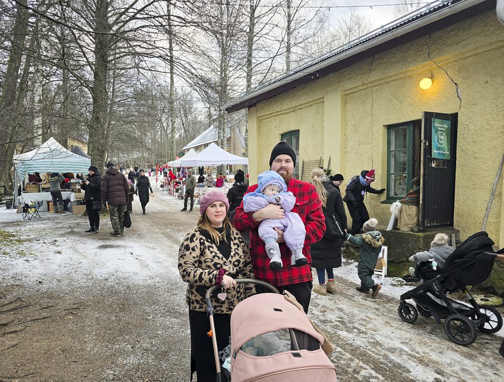 Lohjalaiset Susanne, Petteri ja Oliver viihtyivät Mathildedalin joulumarkkinoilla..