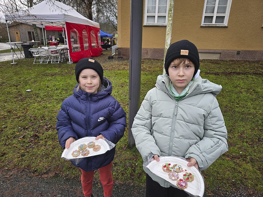 Olavi ja Aarni koristelivat piparkakkuja Perniön joulunavauksessa.