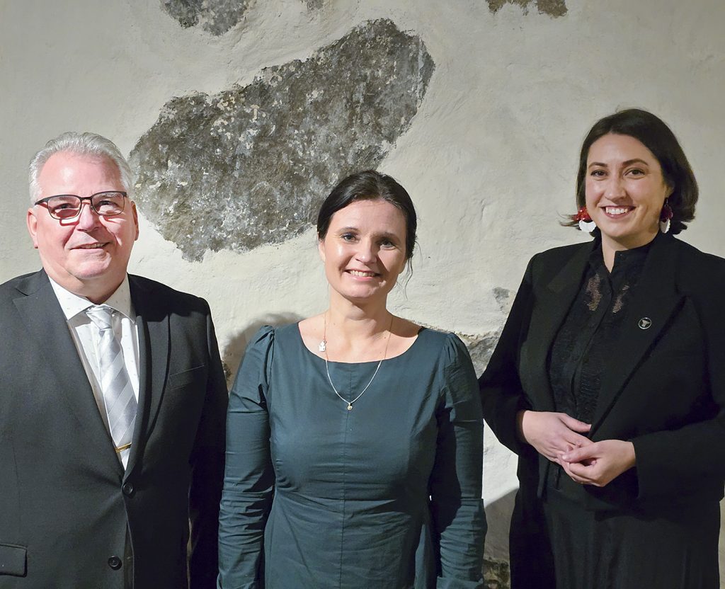 Salon Yrittäjien puheenjohtaja Jari-Pekka Stenroos, kaupunginjohtaja Anna-Kristiina Korhonen ja Salon Alueen yrittäjien puheenjohtaja Stina Siikonen ovat tyytyväisiä yrittäjäyhdistysten ja kaupungin väliseen yhteistyöhön.