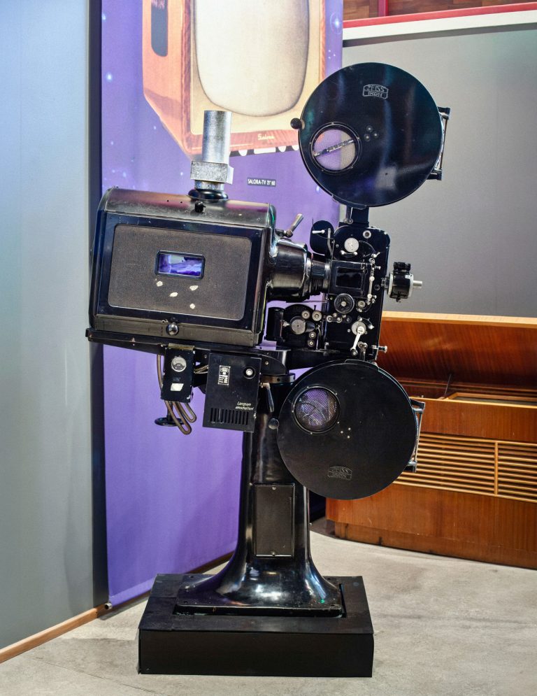 Elokuvaprojektori Zeiss Ikon Ebermann IV pyöritti elokuvia salolaisille yli seitsemän vuosikymmentä.