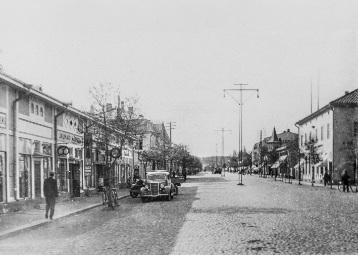Valokuva Turuntielle Salon sillalta katsottuna 1930-luvulla. Turuntie asvaltoitiin ensi kerran 1939 ja samalla valaisinpylväät siirrettiin pois kadun keskeltä. Kuva: Salo-Uskelan Seuran arkisto/ Arvo Sauran kokoelma