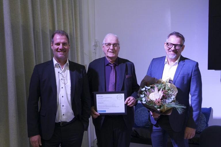 WTC Turun Kansainvälistymispalkintoa olivat palkinnonjakotilaisuudessa 27. marraskuuta hakemassa Finnfoam Groupin hallituksen puheenjohtaja Teppo Nieminen (vas.), yrityksen perustaja ja omistajien isä Jorma Nieminen sekä toimitusjohtaja Henri Nieminen.