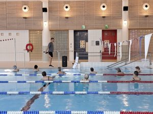 TV-ruutujen lisäksi uimahallilla pääsee jumppaamaan myös ohjaajan opastuksella.