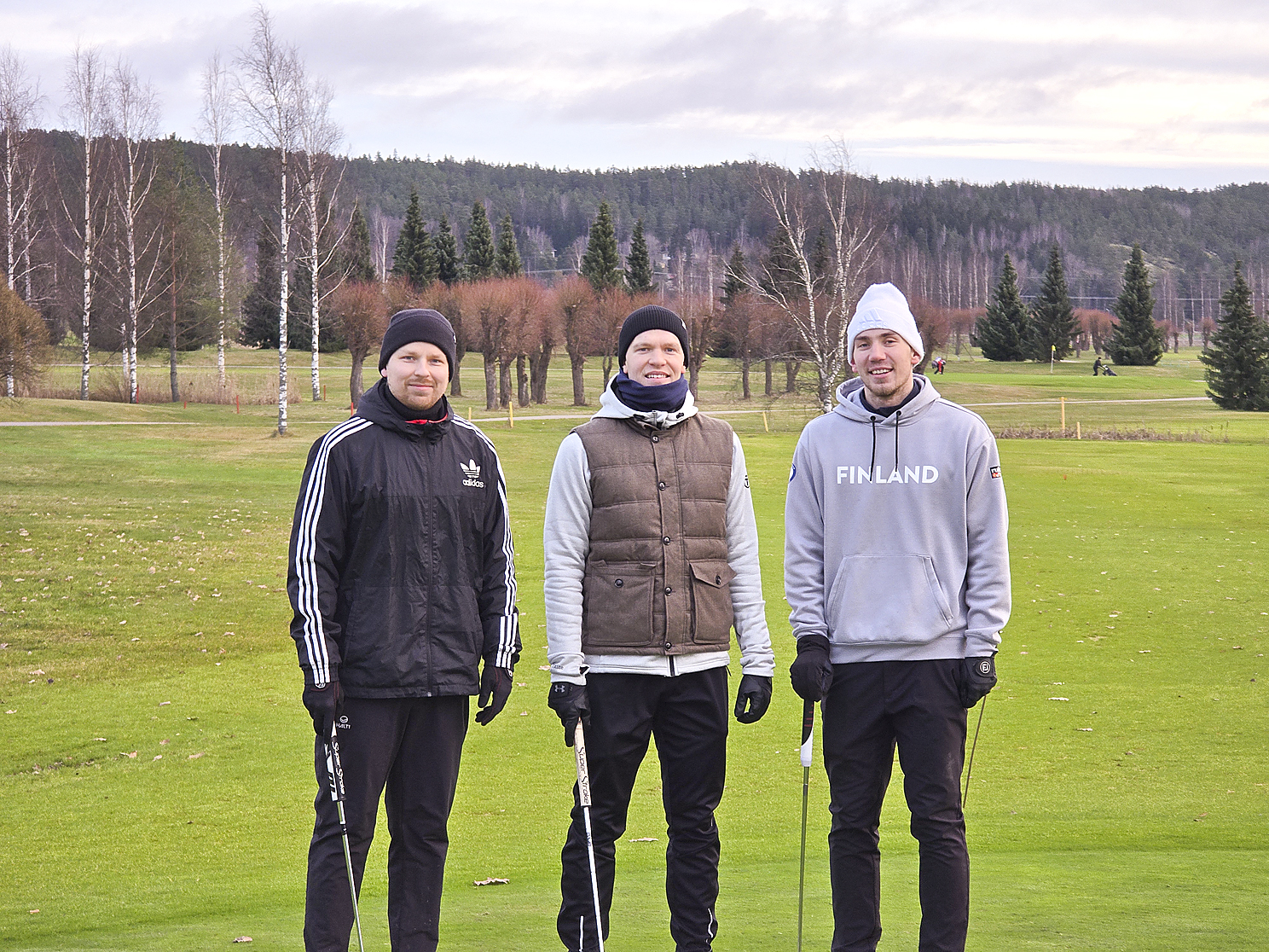 Konsta Mäenpää, Eero Innamaa ja Sebastian Lindberg viihtyvät maailman parhaassa urheilupuistossa. Salohallin viereinen golfkenttä on tullut kesän ja syksyn aikana tutuksi moneen kertaan.