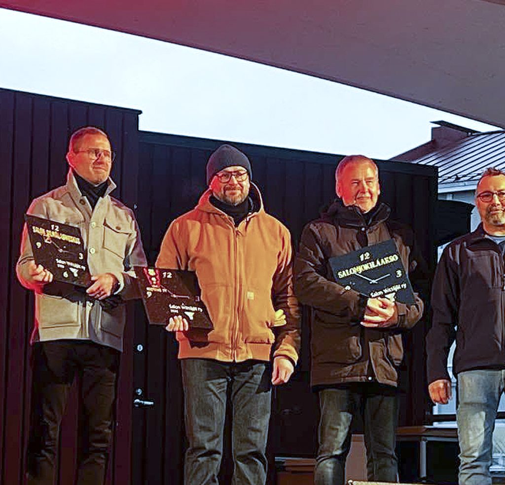 Antti Koskinen, Johan Kostamo ja Pekka Mäenpää vastaanottivat Salon Yrittäjien palkinnot sunnuntaina Hyvänmielentorilla.Antti Koskinen, Johan Kostamo ja Pekka Mäenpää vastaanottivat Salon Yrittäjien palkinnot sunnuntaina Hyvänmielentorilla.