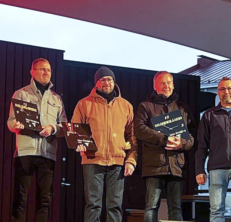 Antti Koskinen, Johan Kostamo ja Pekka Mäenpää vastaanottivat Salon Yrittäjien palkinnot sunnuntaina Hyvänmielentorilla.Antti Koskinen, Johan Kostamo ja Pekka Mäenpää vastaanottivat Salon Yrittäjien palkinnot sunnuntaina Hyvänmielentorilla.