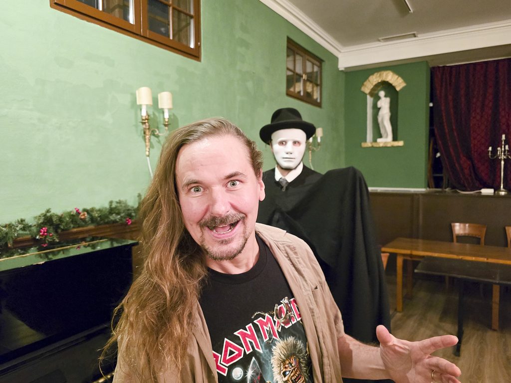 Roope ja Riku Pelo tekevät Mozartin ja Salierin roolit Wiurilassa esitettävässä oopperassa.