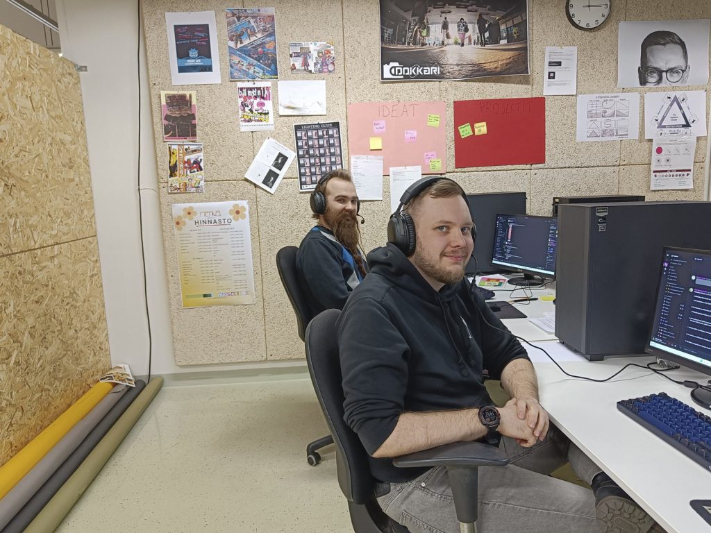 Juho Pyörre (takana) ja Joonas Romunen vetävät nuorisotilaa verkossa.