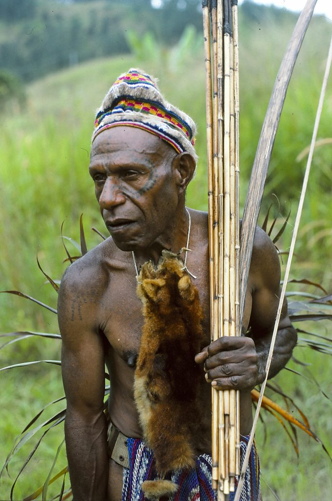 Metsästäjä tulee jouluaattona tervehtimään ja tuomaan herkkuja.