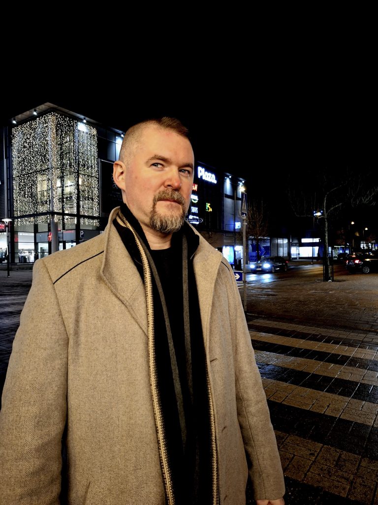 Tamás Alföldi kuvattuna Plazan valojen loisteessa.