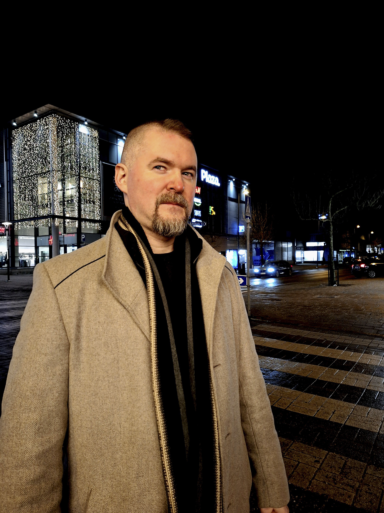 Tamás Alföldi kuvattuna Plazan valojen loisteessa.