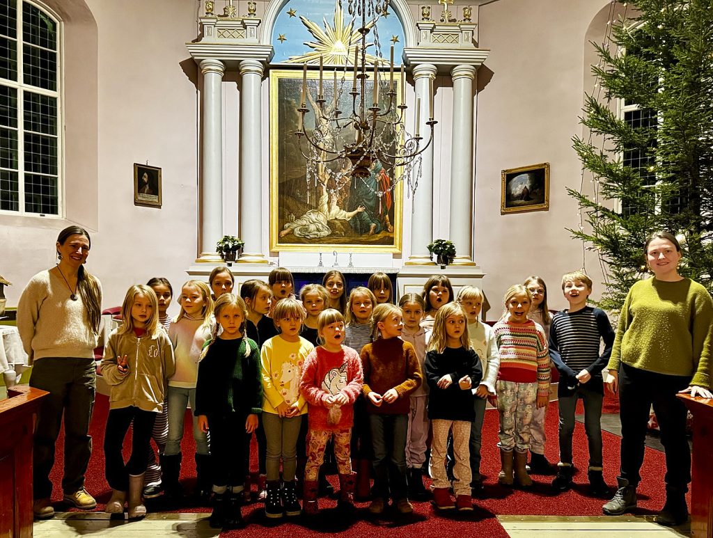 Helinäiset harjoittelemassa sopraano Saara Rauvalan kanssa. Oikealla kuoronjohtaja Henni Isojunno.