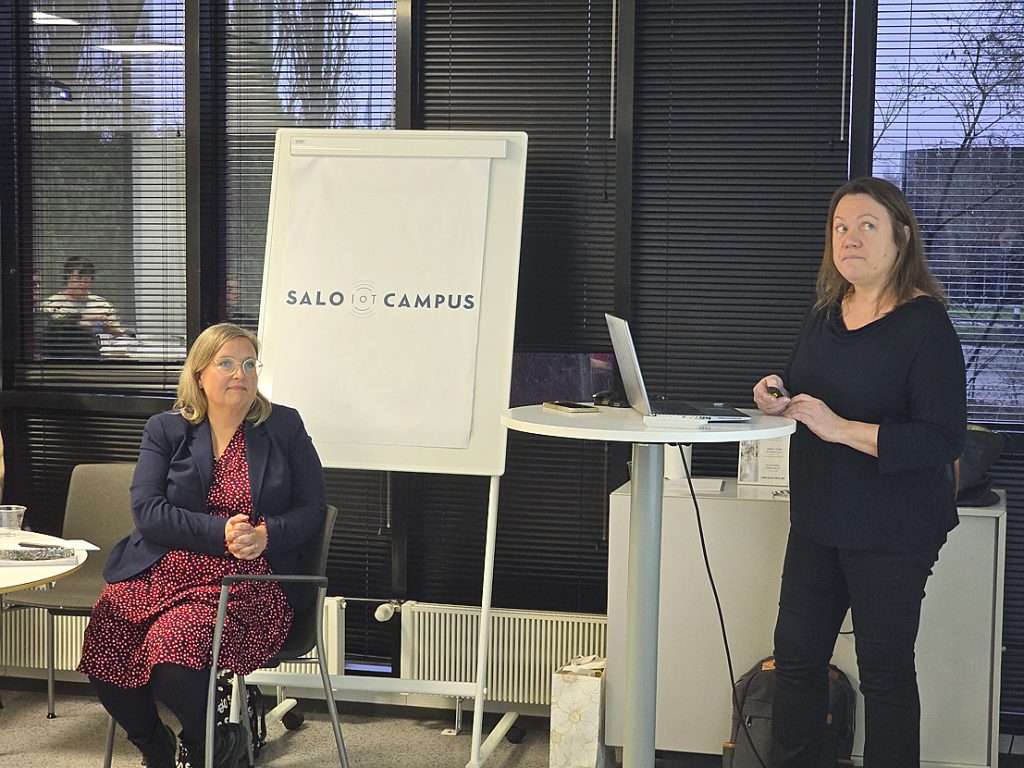 Tiina Backman ja Sanna Lammervo kertoivat kuluvan vuoden matkailun lukuja.
