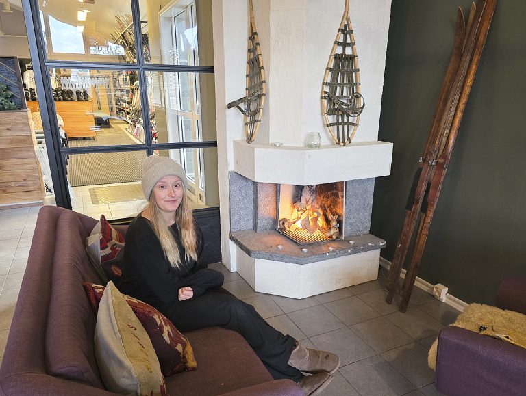 Laura Lahtinen on tyytyväinen Terho Hills-ravintolassa tehtyyn remonttiin.