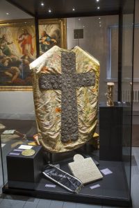 Perniön museossa esillä oleva 1700-luvun messukasukka on ehtinyt nähdä monta polvea kirkkokansaa aikojen saatossa.