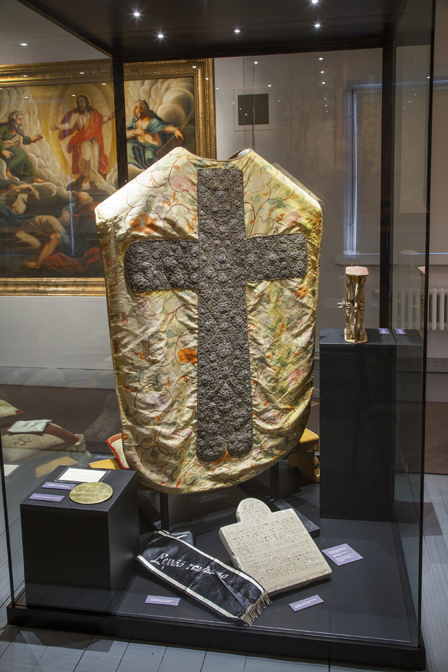 Perniön museossa esillä oleva 1700-luvun messukasukka on ehtinyt nähdä monta polvea kirkkokansaa aikojen saatossa.