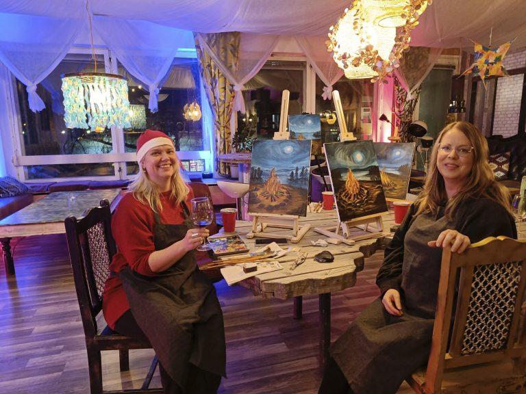 Anniina Pekki ja Kaisa Heininen uppoutuvat maalaamisen tunnelmaan Art & Mingle -illassa. Ystävykset viettävät vuosittain aikaa kokeillen yhdessä jotakin uutta.