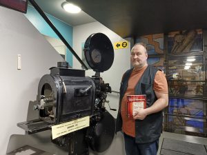 Jari Mäkilä kokosi Turun elokuvateatterihistorian kirjaksi.