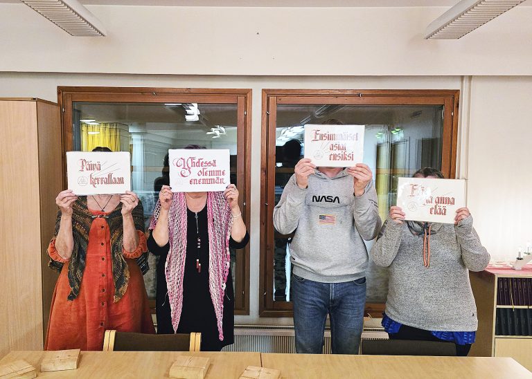 Salon AA-ryhmän jäsenet kertovat vertaistuen ja kokoontumisten olevan erittäin tärkeä osa heidän raittiuttaan.