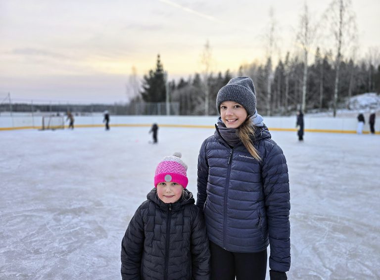 Siiri ja Sanni Nikkinen pyörähtelivät luistimilla Hajalan kaukalossa.