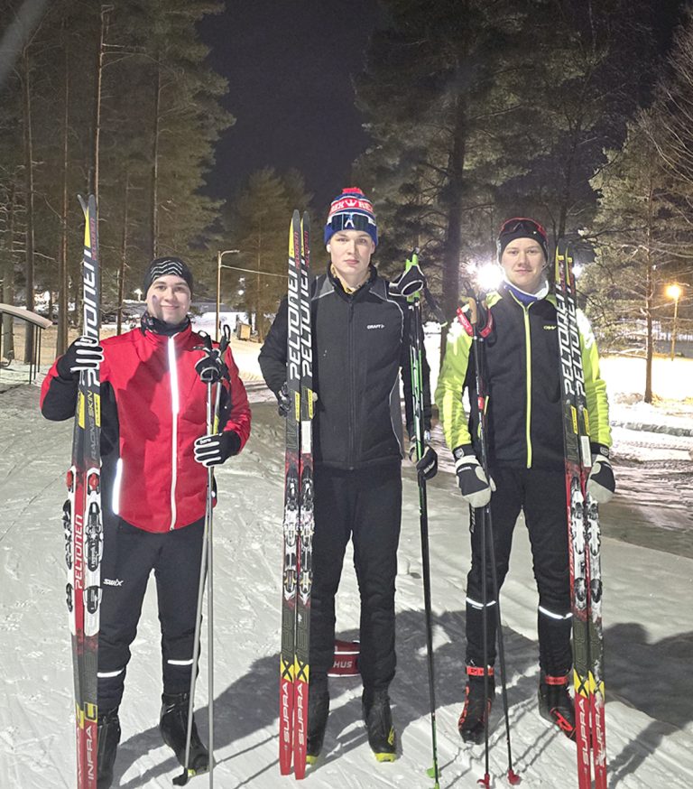 Otso Rokka, Eemeli Varemäki ja Onni Vuorinen pitävät hiihtämisestä.