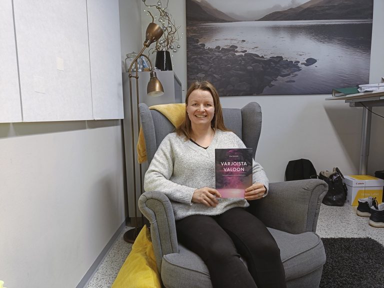 Liisa Suomela on julkaissut esikoiskirjansa Varjoista valoon – työkirja päihdeongelman työstämiseen psykoterapiassa.