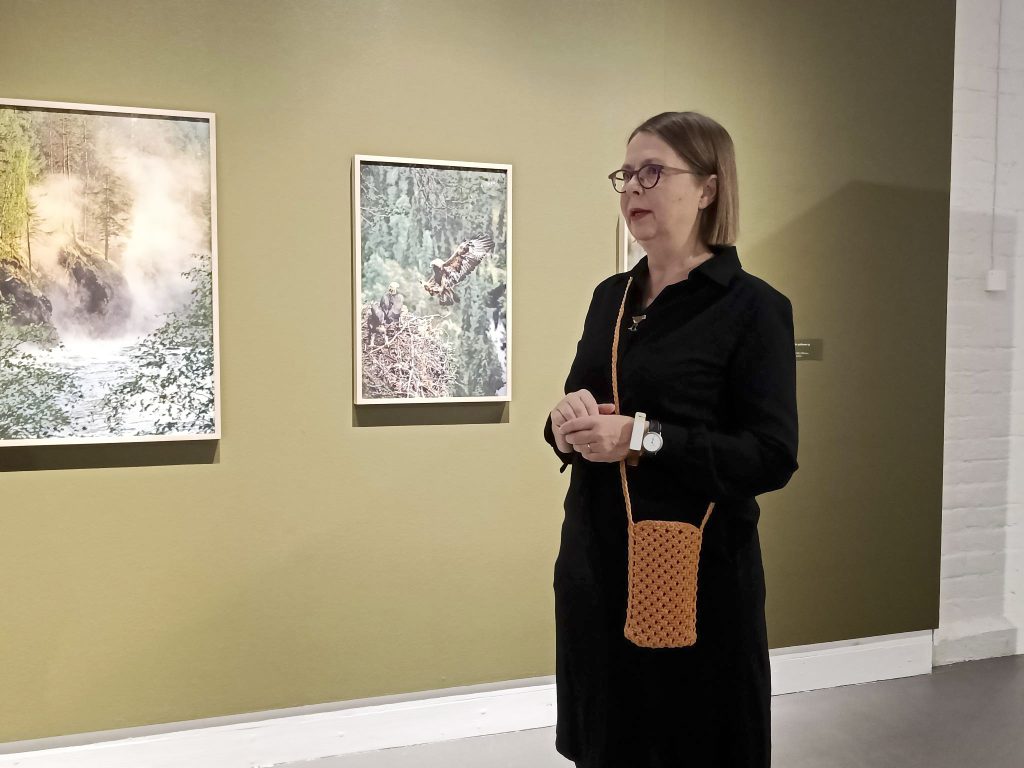 Elina Heikka kuratoi näyttelyn Hautalan arkistosta.