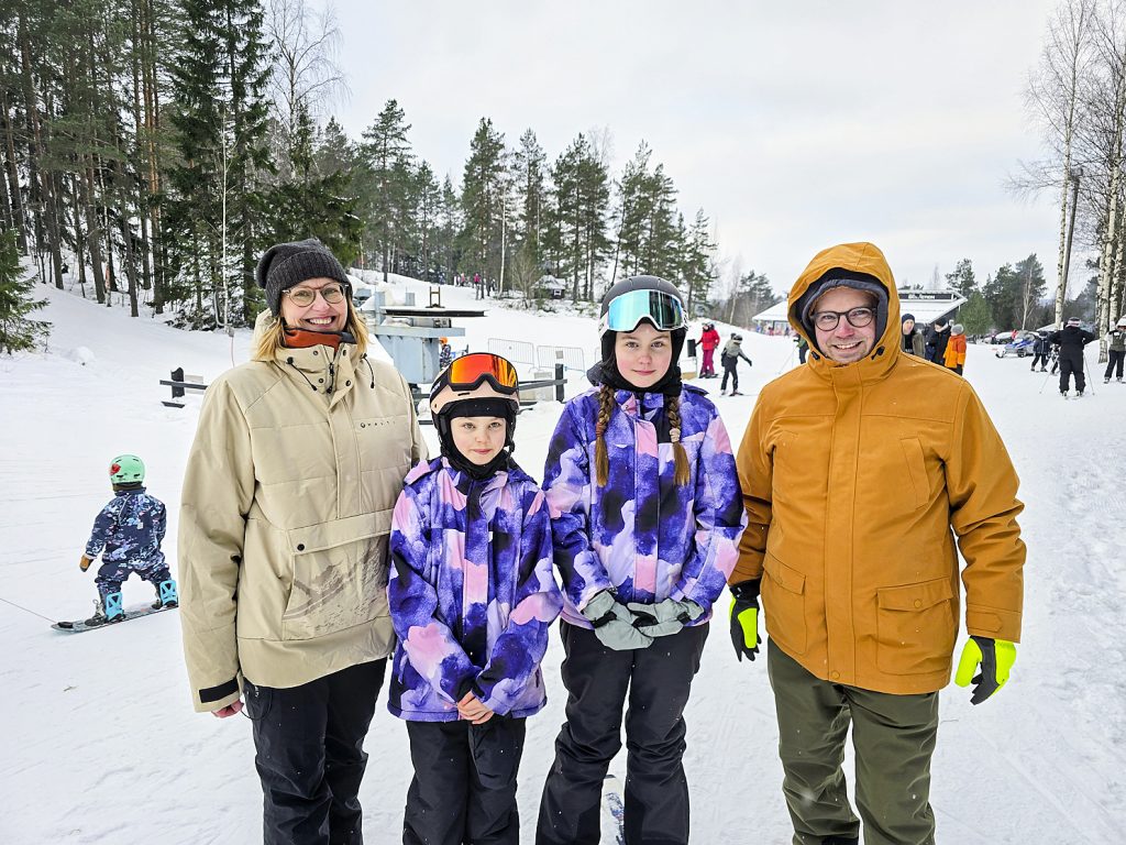 Anu, Ada, Ida ja Vesa Karppinen viihtyivät Teijon rinteissä sunnuntaina.