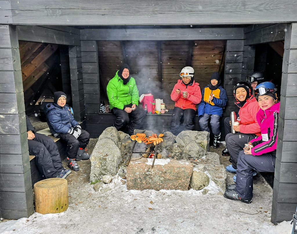 Grillikodassa oli nuotion ääressä hyvä tunnelma. Makkara taisi olla suosikkieväs.