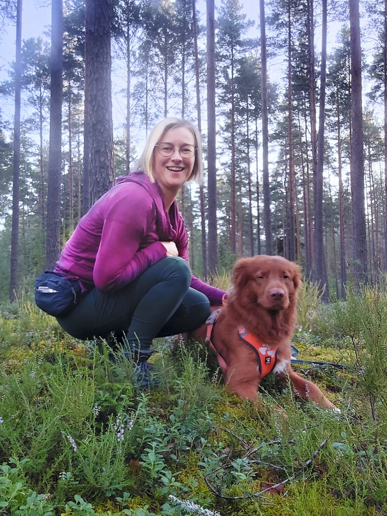 Inkeri Nieminen ja Rafa metsässä. 