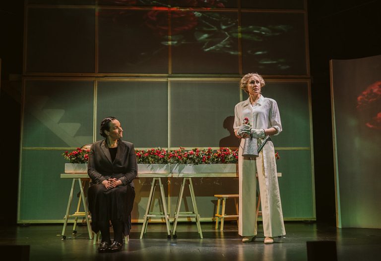 Aino (Mira Lattu) arkkitehtisuuruus Wivi Lönnin (Annina Heini) ruusupuutarhassa. Kuva: Jan Sundman