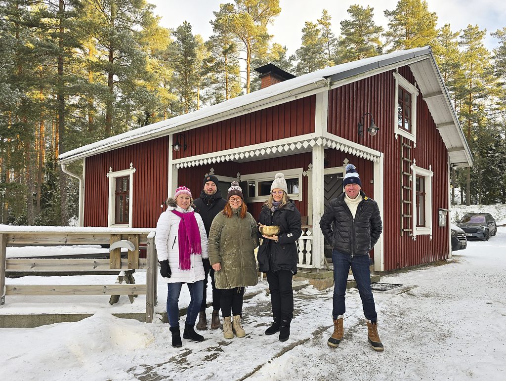 Anu Jaakkola, Joonas Lammervo, Karolina Blom, Katja Toivonen ja Jukka Alanko kävivät tutustumassa Kirbackan saunaan, joka  lämpiää Avantorallin aikana kahtena päivänä. 