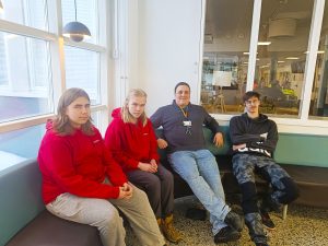 Joshua Luojukoski, Carl Korpi-Seppälä, Aarni Junkkala ja Veikka Helbom jännittävät semifinaalin tuloksia.