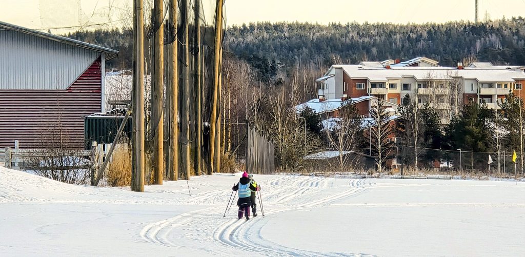 Salon golfkentälle tehty latu on turvallinen hiihtää. Kovin suuria ylä- tai alamäkiä ei tule vastaan.