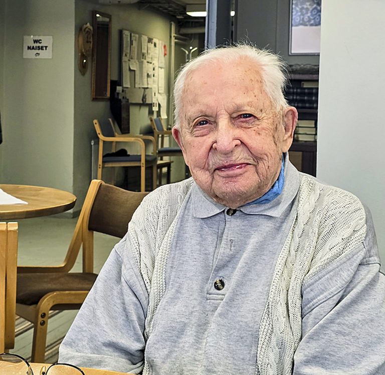 Ilmari Koppisen hymy on herkässä tutussa kaveriporukassa.