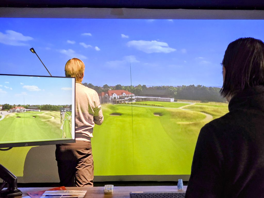 Esa Leppänen ja Tommi Vainio käyvät kerran viikossa pelaamassa simulaattorissa eri kenttiä.
