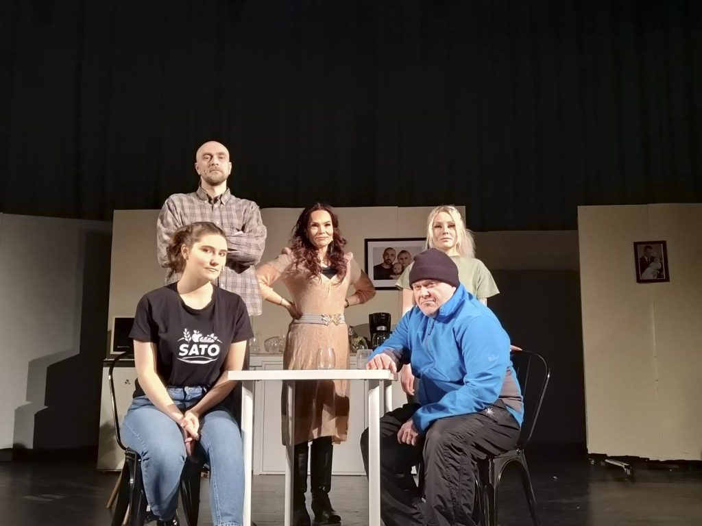 Fanni Blomqvist, Arto Lindholm, Saija‑Reetta Kotirinta, Emilia Kilpiö ja Juha‑Pekka Seppälä sukeltavat ihmissuhteiden syövereihin.