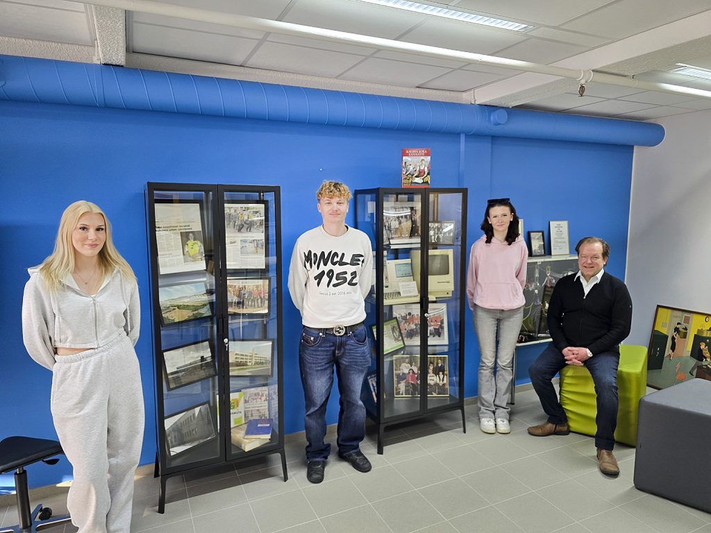 Janina Lagerroos, Lenni Kantonen, Venla Etsalo ja Tommi Härkönen Kauppismuseon sydämessä. 